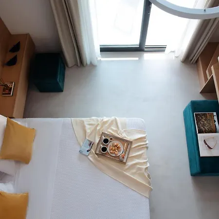 Chronos Hotel *